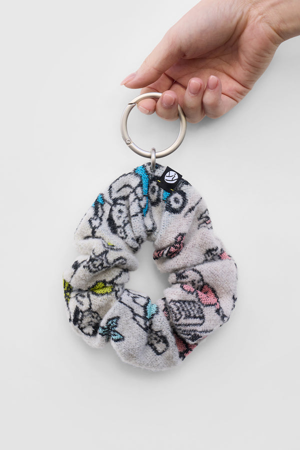 Laza Scrunchie Charm in Ivory Jacquard